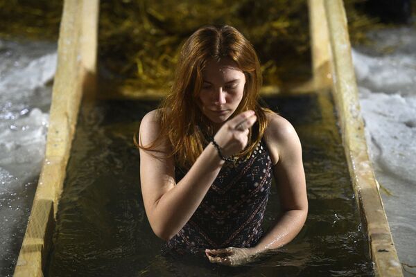 Девушка во время крещенского купания в проруби на реке Обь в черте Новосибирска. - Sputnik Южная Осетия