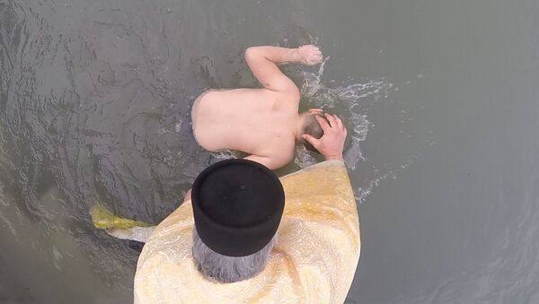 Освящение воды и таинство крещения: как в Южной Осетии отметили Богоявление - видео - Sputnik Южная Осетия