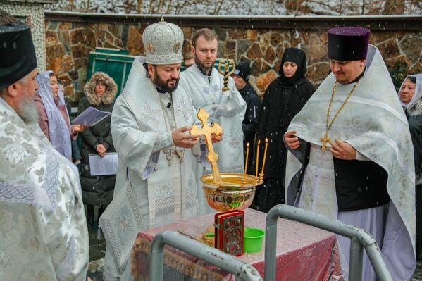 Архиепископ Владикавказский и Аланский Леонид освещает воду в Аланском Богоявленском женском монастыре  - Sputnik Южная Осетия
