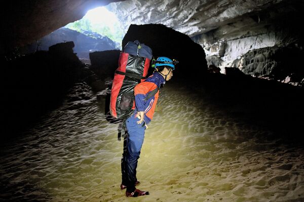 Посетитель в самой крупной пещере в мире Шондонг во Вьетнаме - Sputnik Южная Осетия