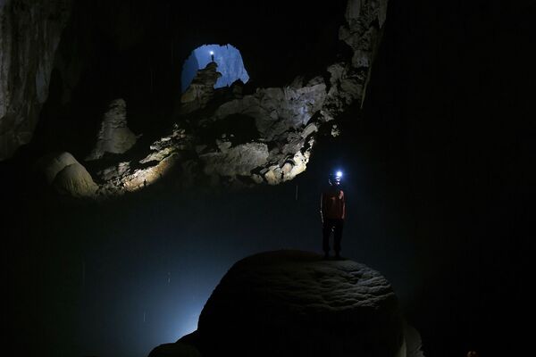 Посетители в самой крупной пещере в мире Шондонг во Вьетнаме - Sputnik Южная Осетия