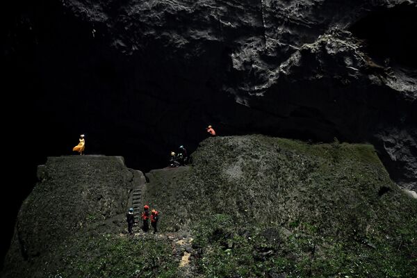Посетители в самой крупной пещере в мире Шондонг во Вьетнаме - Sputnik Южная Осетия