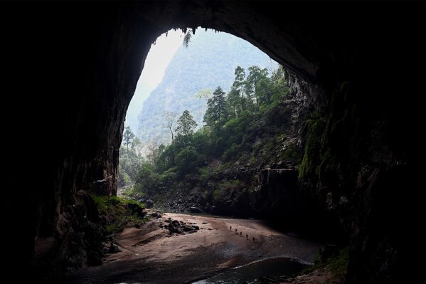 Посетители на пути к самой крупной пещере в мире Шондонг во Вьетнаме - Sputnik Южная Осетия
