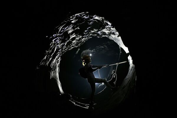 Посетитель в самой крупной пещере в мире Шондонг во Вьетнаме - Sputnik Южная Осетия