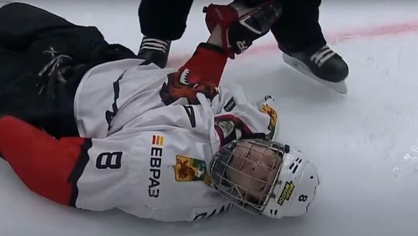 Российский хоккеист ударил соперника головой об лед (видео) - Sputnik Южная Осетия