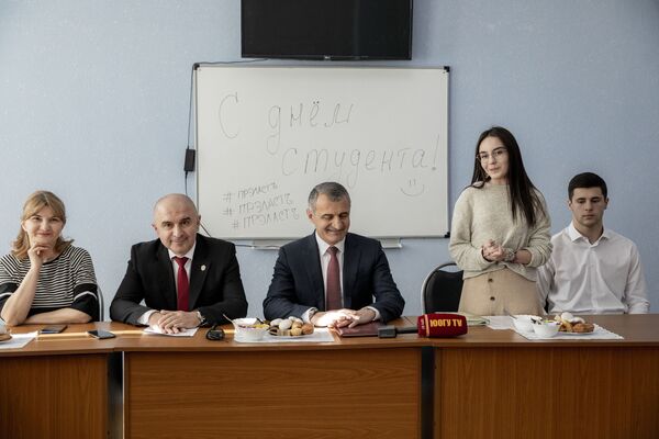 Лучшим студентам ЮОГУ вручили президентские стипендии Лучшим студентам ЮОГУ вручили президентские стипендии - Sputnik Южная Осетия