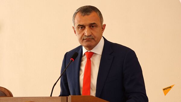 Бибилов выступил в парламенте Южной Осетии после срыва внеочередной сессии - видео - Sputnik Южная Осетия