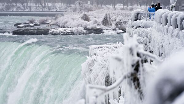 Фотографирование водопада Хорсшу-Фолс, который является частью Ниагарских водопадов в Канаде  - Sputnik Южная Осетия