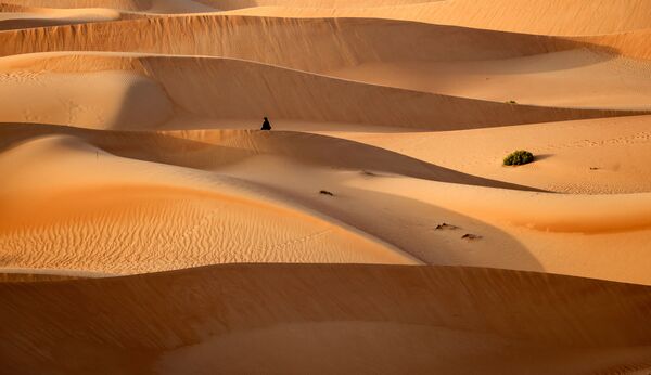 Туристка во время экскурсии по песчаным дюнам на курорте Telal Resort в Абу-Даби - Sputnik Южная Осетия