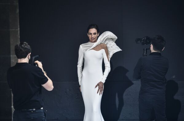 Модель представляет творение французского дизайнера Стефана Роллана на Paris Haute Couture Fashion Week - Sputnik Южная Осетия
