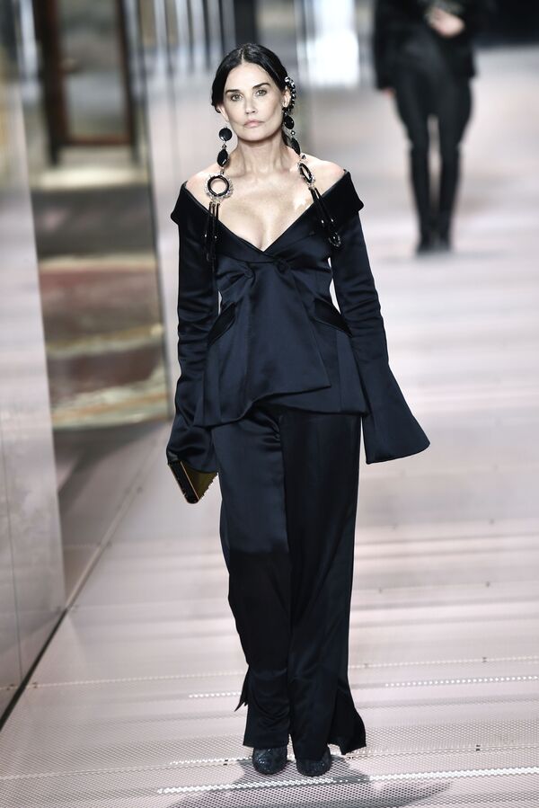 Актриса Деми Мур на модном показе Fendi сезона весна-лето 2021 в рамках Недели моды в Париже, Франция - Sputnik Южная Осетия