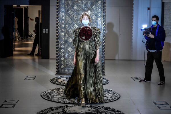 Модель демонстрирует творение от Christian Dior во время примерки в модном доме Christian Dior Haute Couture в Париже - Sputnik Южная Осетия
