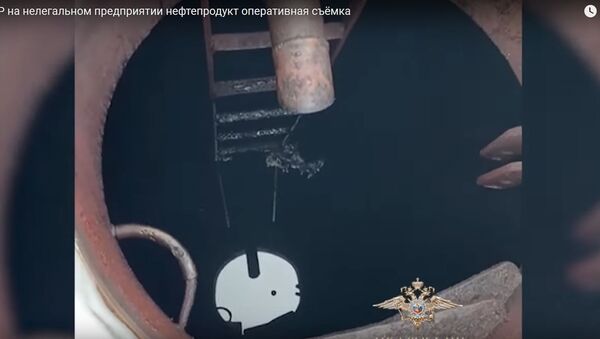Нелегальное производство нефтепродуктов накрыли в России - видео - Sputnik Южная Осетия
