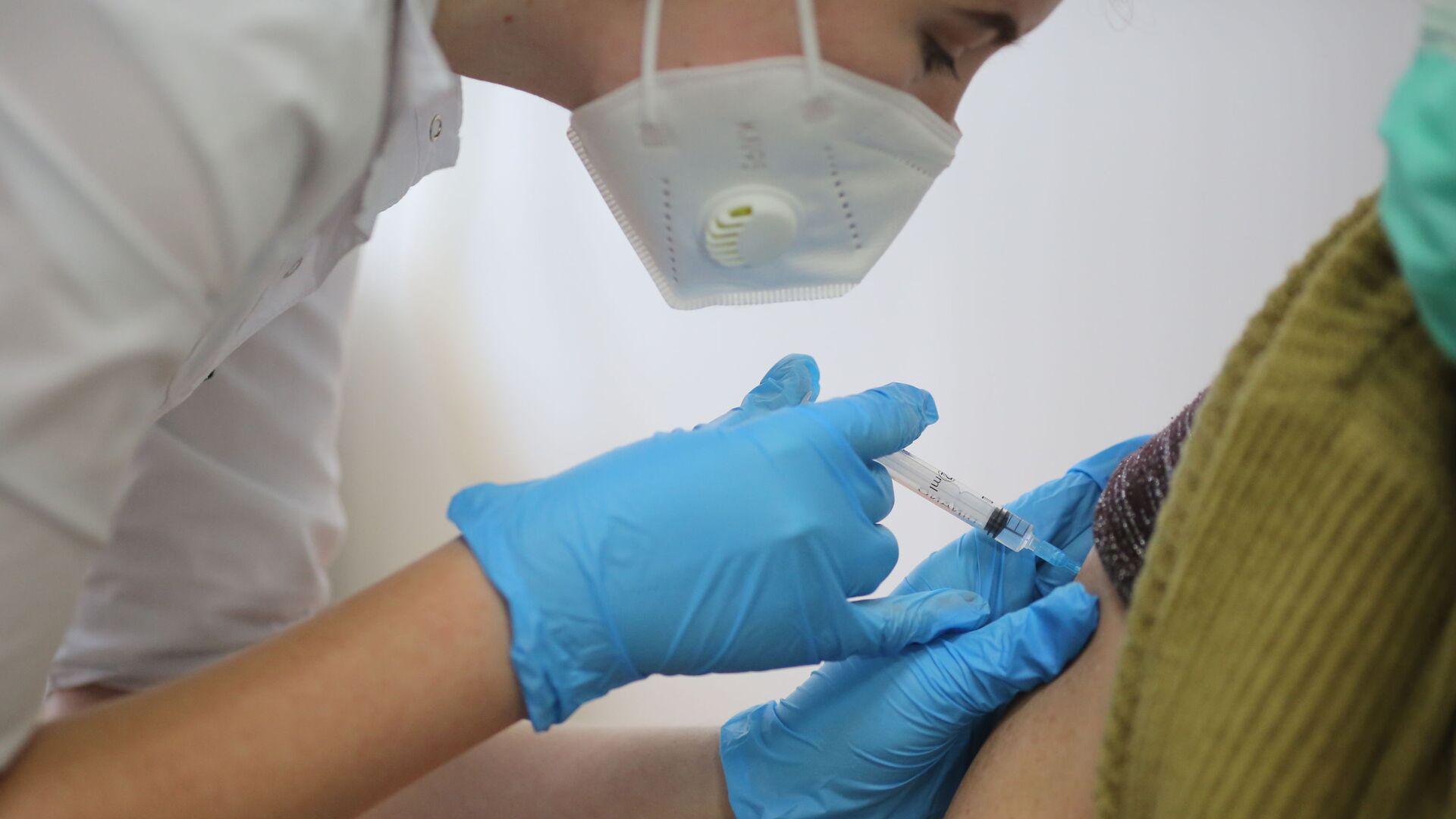 Медсестра делает прививку пациенту от коронавируса вакциной Спутник-V (Гам-КОВИД-Вак) в районной больнице Волгограда - Sputnik Южная Осетия, 1920, 25.05.2021