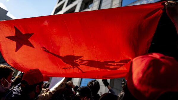 Активисты Мьянмы скандируют лозунги и держат флаг Национальной лиги за демократию во время акции протеста - Sputnik Южная Осетия