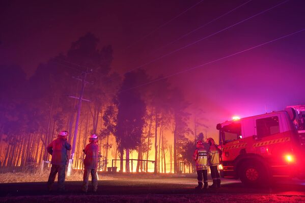 Пожарные на пожаре в Вуроло, недалеко от Перта, Австралия - Sputnik Южная Осетия