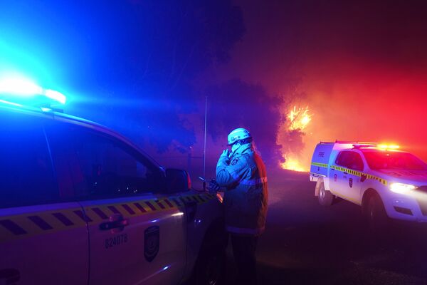 Пожарный на тушении пожара в Вуроло, недалеко от Перта, Австралия - Sputnik Южная Осетия