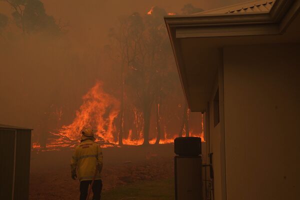 Австралийский пожарный готовится гасить лесной пожар - Sputnik Южная Осетия