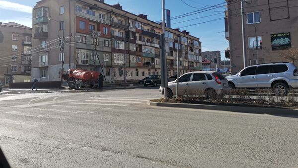 Устранение аварии на водопроводе на перекрёстке в Цхинвале - Sputnik Южная Осетия