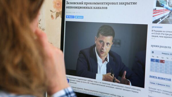 Экран монитора с новостным заголовком Зеленский прокомментировал закрытие оппозиционных каналов - Sputnik Южная Осетия