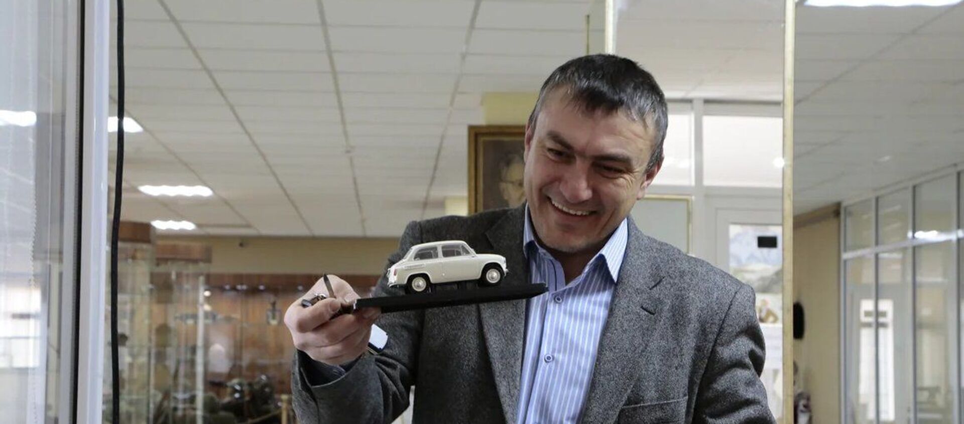 Нодар Козаев передал музею ЮОГУ экспонаты - Sputnik Южная Осетия, 1920, 09.02.2021
