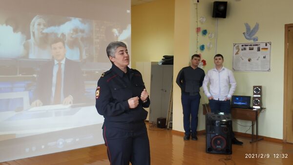 Инспекция по делам несовершеннолетних городского отдела МВД проводит беседы со старшеклассниками о вреде вейпов - Sputnik Южная Осетия
