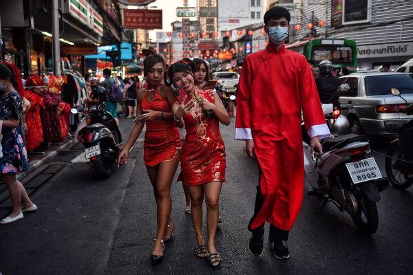 Люди в традиционных нарядах в китайском квартале в Бангкоке в преддверии наступления лунного Нового года - Sputnik Южная Осетия
