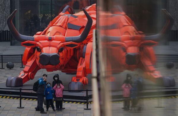 Семья фотографируется перед скульптурой быка в торговом центре в Пекине в преддверии Лунного Нового года - Sputnik Южная Осетия