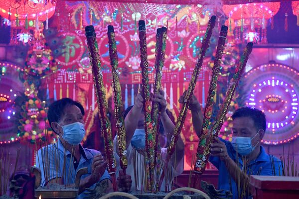 Верующие с ароматическими палочками в храме во время Нового года по лунному календарю в Такмау, Камбоджа - Sputnik Южная Осетия