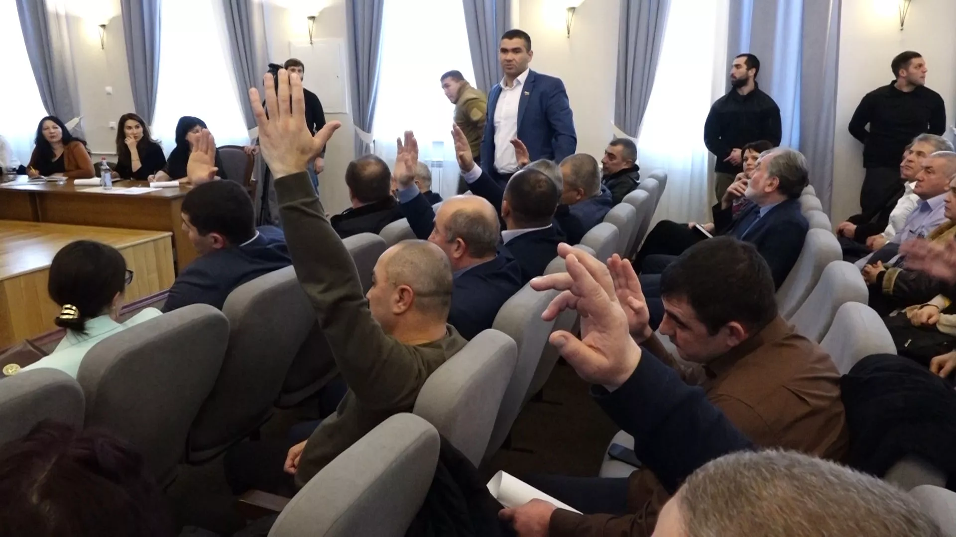 Парламент Южной Осетии принял бюджет большинством голосов, но при отсутствии кворума Парламент Южной Осетии принял бюджет большинством голосов, но при отсутствии кворума
