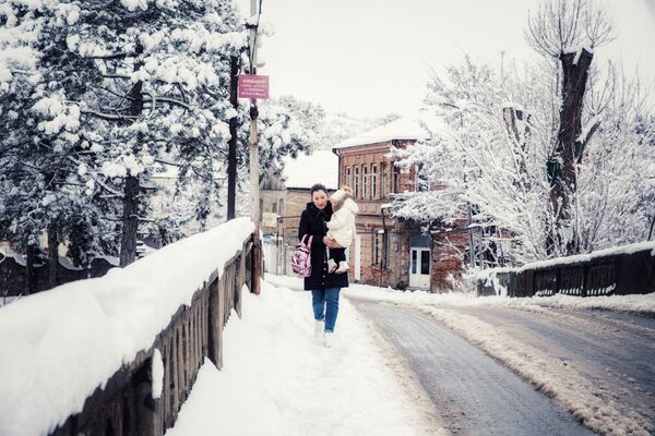 Во второй половине февраля жителей Цхинвала порадовал снег, создав зимнее настроение.  - Sputnik Южная Осетия