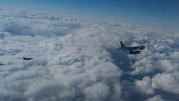 Перехват самолетов ВВС Франции российскими Су-27 попал на видео - Sputnik Южная Осетия