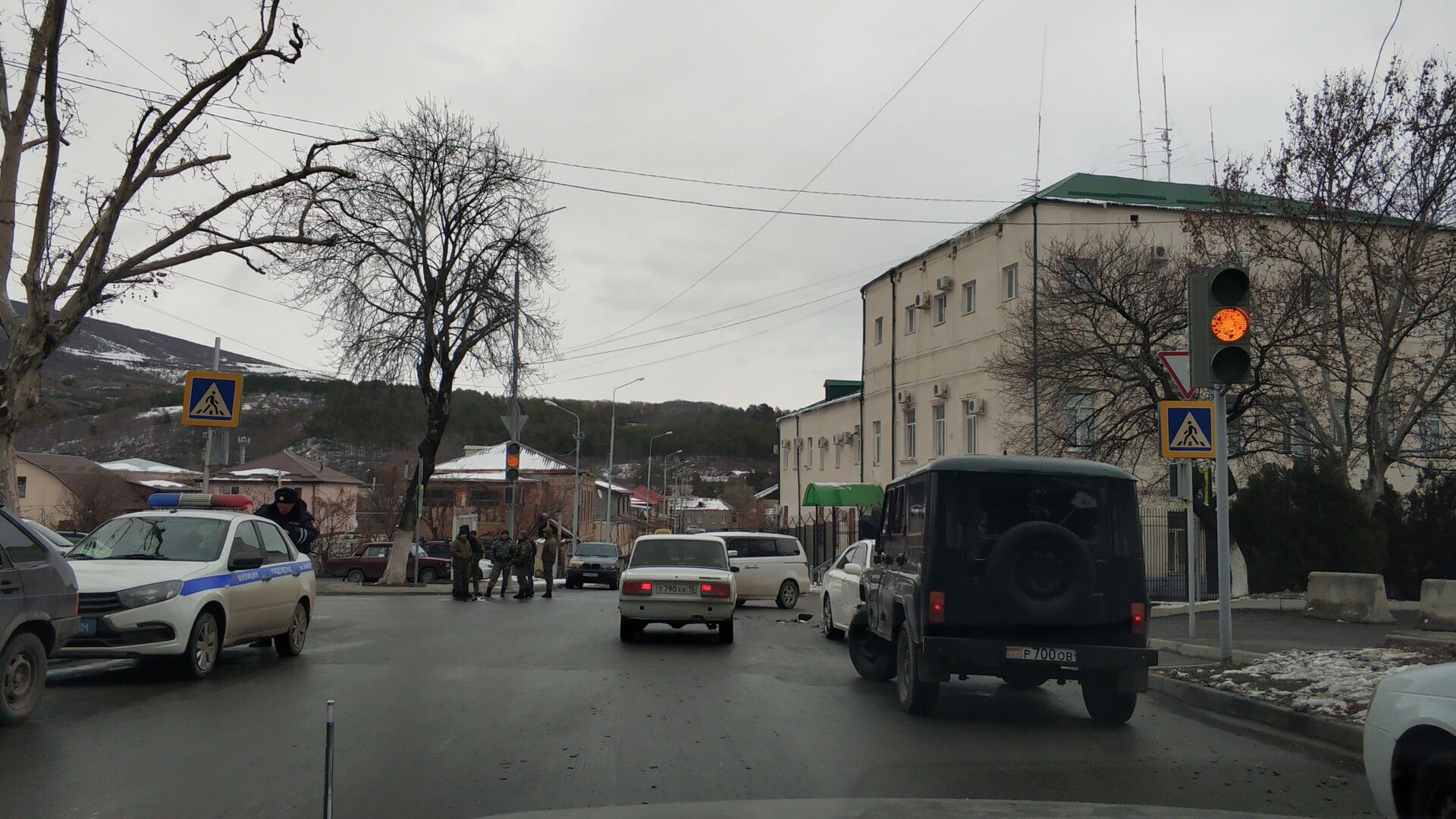 В Цхинвале перед зданием МВД столкнулись две легковушки - Sputnik Южная Осетия, 1920, 24.02.2021