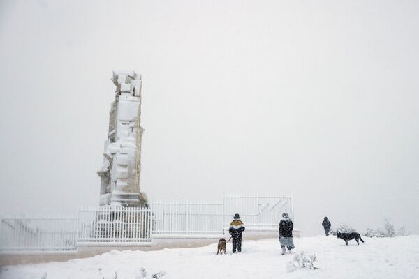 Люди поднимаются на холм Филопаппу во время сильного снегопада в Афинах, Греция - Sputnik Южная Осетия