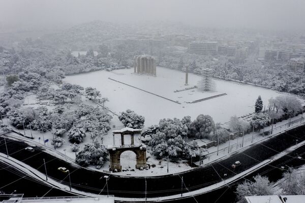 Вид на заснеженный храм Зевса в Афинах - Sputnik Южная Осетия