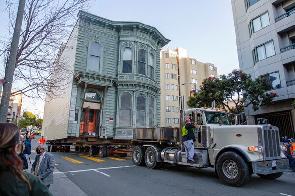 Грузовик перевозит 139-летний викторианский особняк на новый адрес в Сан-Франциско - Sputnik Южная Осетия