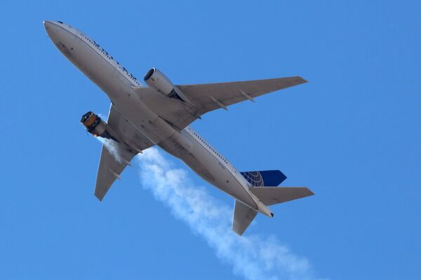 Пассажирский Boeing 777 авиакомпании United Airlines летит в горящим двигателем над Денвером  - Sputnik Южная Осетия