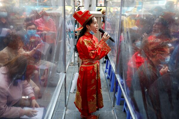 Девушка-сотрудница магазина по продаже золотых украшений, одетая в костюм бога богатства в Ханое, Вьетнам. - Sputnik Южная Осетия
