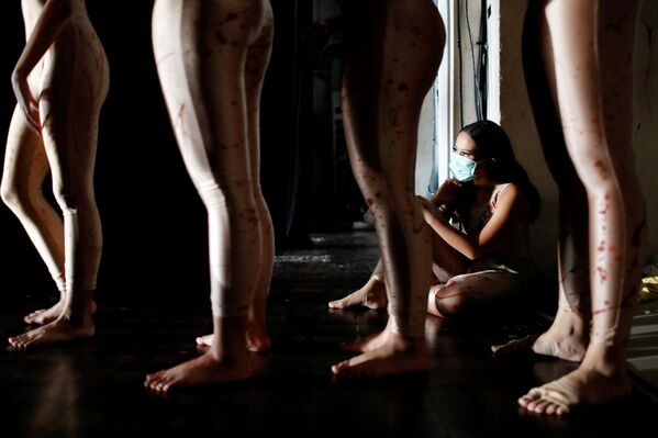  Танцовщица в медицинской маске во время представления в в Доме искусств Джакарты, Индонезия - Sputnik Южная Осетия