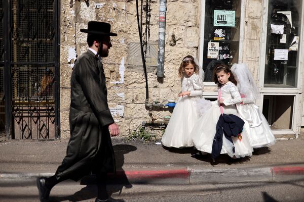 Девочки в свадебных платьях по случаю приближающегося еврейского праздника Пурим в Иерусалиме, Израиль - Sputnik Южная Осетия