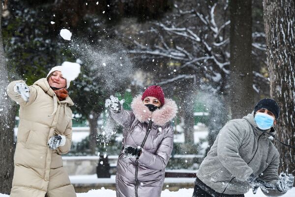 Прохожие играют в снежки на одной из улиц в Баку во время снегопада - Sputnik Южная Осетия