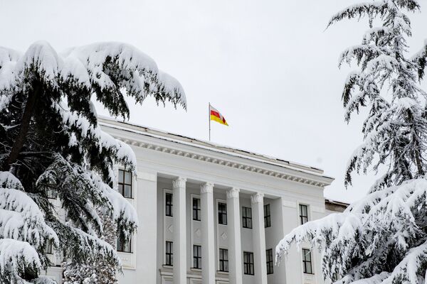 Флаг украшает главные политические институты республики  - Sputnik Южная Осетия