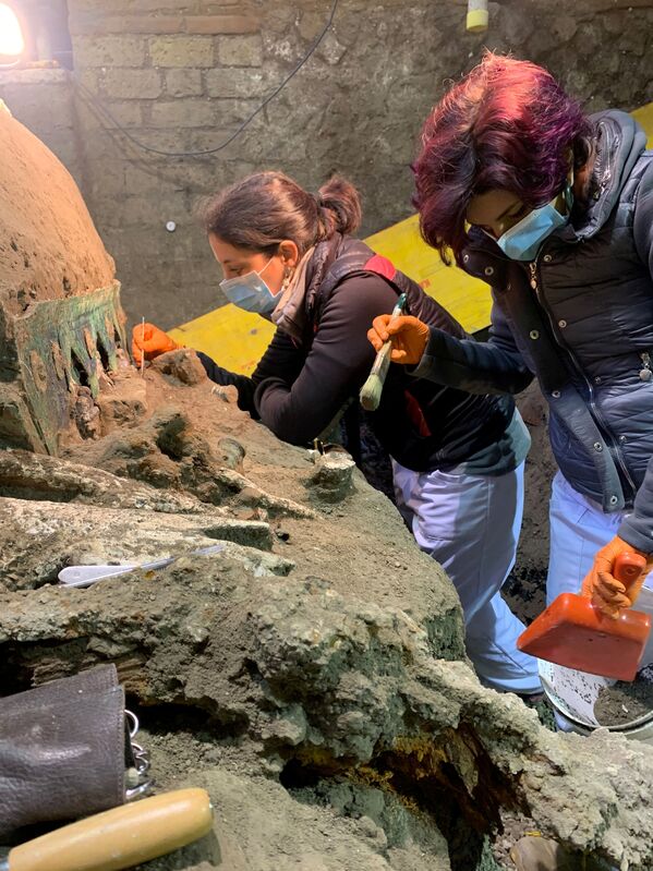 Археологи расчищают колесницу, обнаруженную недалеко от археологического парка Помпеи - Sputnik Южная Осетия