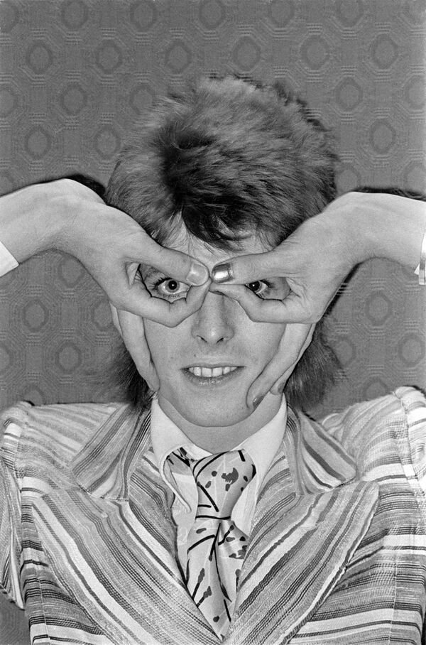Снимок рок-певца Дэвида Боуи с совиными глазами. Фотограф Мики Рок. - Sputnik Южная Осетия