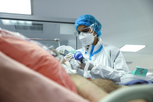 Медсестра у пациента в отделении интенсивной терапии в больнице в Афинах, Греция  - Sputnik Южная Осетия