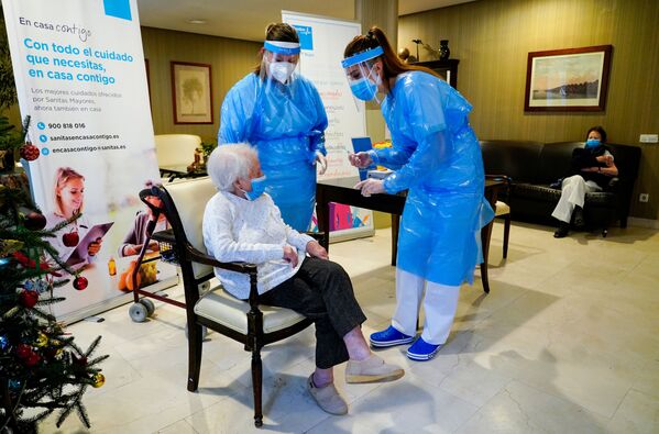 Сотрудницы дома престарелых с пациенткой перед вакцинацией в Мадриде, Испания - Sputnik Южная Осетия