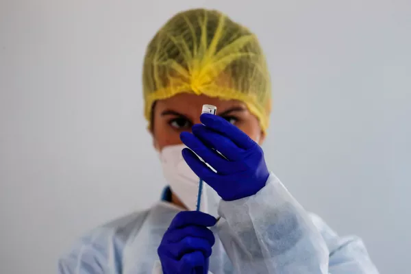 Медицинский работник готовит дозу вакцины Pfizer-BioNTech во время массовой вакцинации в Ронде, Испания Медицинский работник готовит дозу вакцины Pfizer-BioNTech во время массовой вакцинации в Ронде, Испания - Sputnik Южная Осетия
