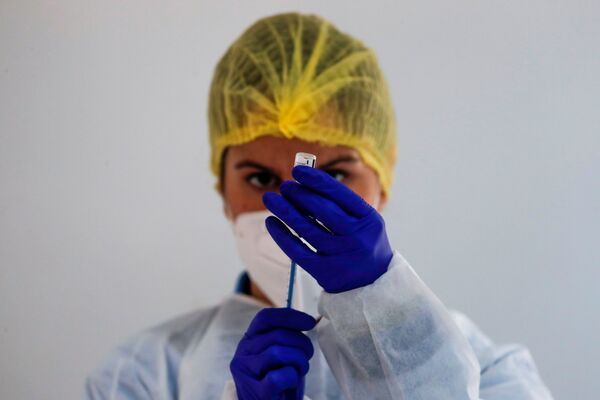 Медицинский работник готовит дозу вакцины Pfizer-BioNTech во время массовой вакцинации в Ронде, Испания - Sputnik Южная Осетия