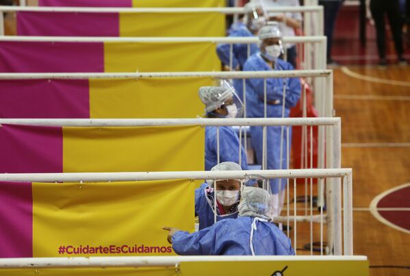 Медицинские работники во время вакцинации российской вакциной Sputnik V на стадионе Ривер Плейт в Буэнос-Айресе, Аргентина - Sputnik Южная Осетия