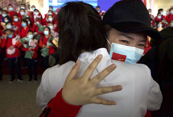 Медицинский работник из китайской провинции Цзилинь прощается с коллегами в международном аэропорту Тяньхэ в Ухане, Китай - Sputnik Южная Осетия